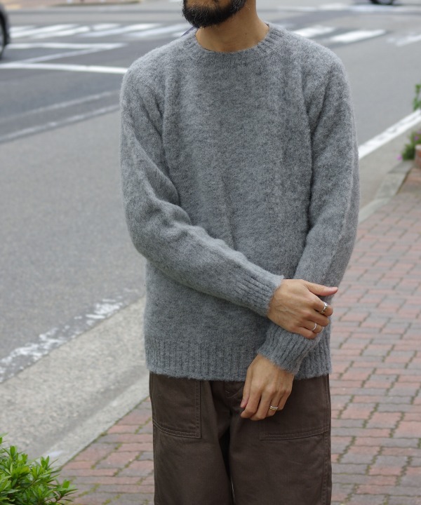 グレー