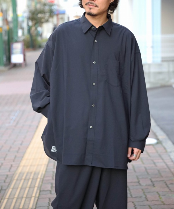 NAVY(176cm66kgがサイズ「F」着用)