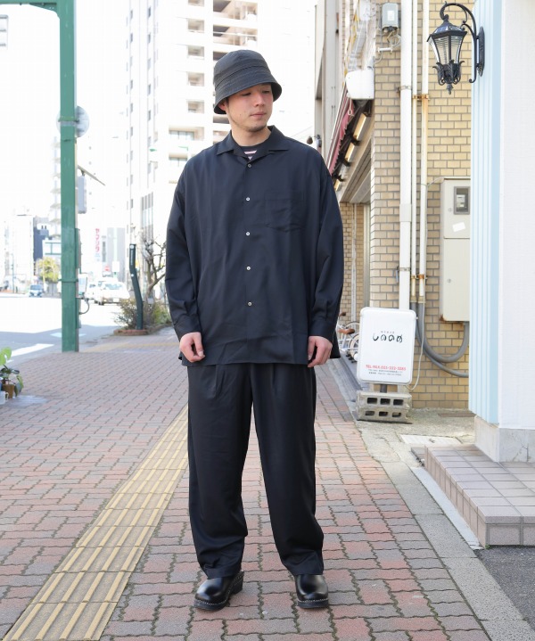 同素材のシャツとのセットアップスタイルも大変おすすめです。