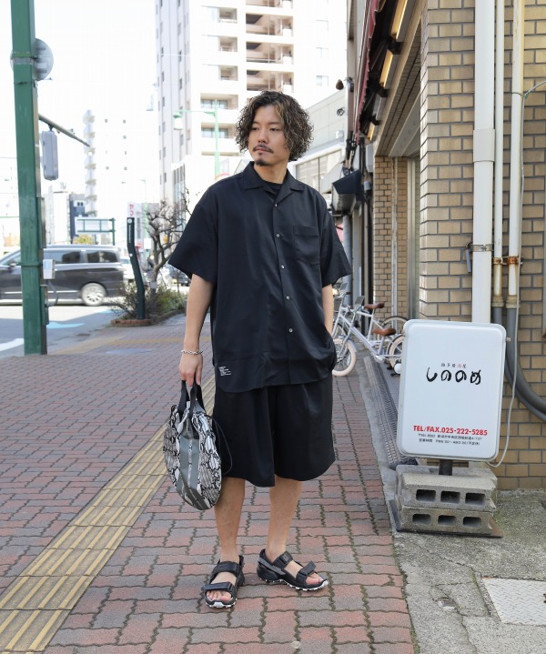 同素材のシャツとのセットアップスタイルも大変おすすめです。