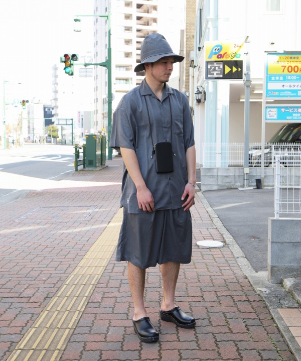 同素材のシャツとのセットアップスタイルも大変おすすめです。
