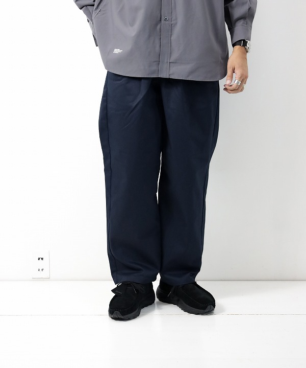 NAVY(176cm 66kg サイズ「L」を着用)
