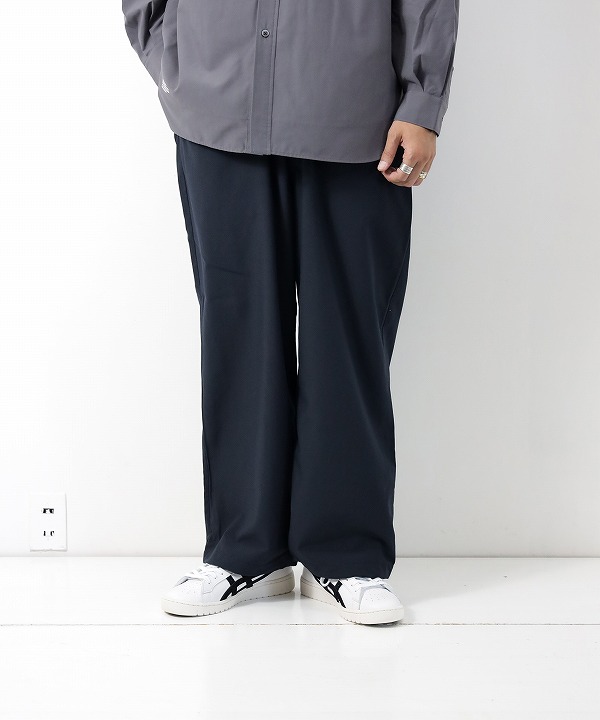 NAVY(176cm 66kg サイズ「L」を着用)