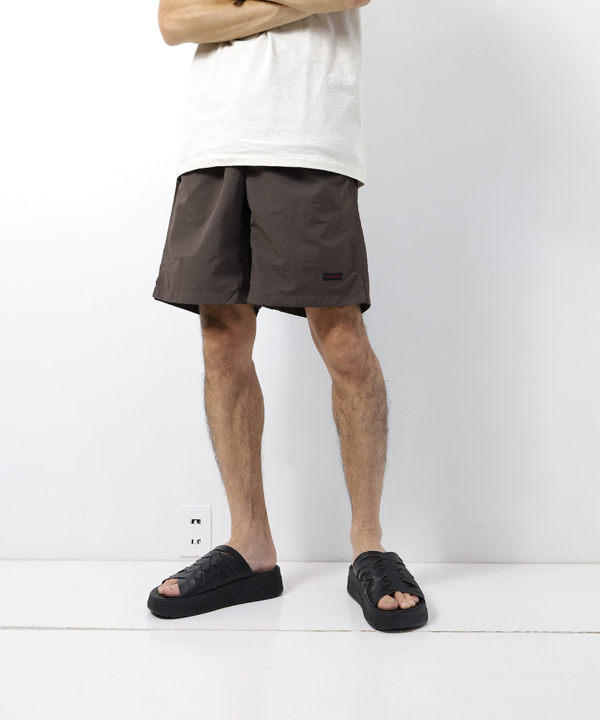 DEEP BROWN(170cm 56kg がサイズ「M」を着用)