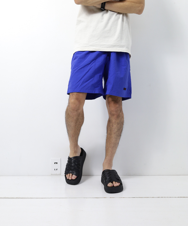 OCEAN BLUE(170cm 56kg がサイズ「M」を着用)