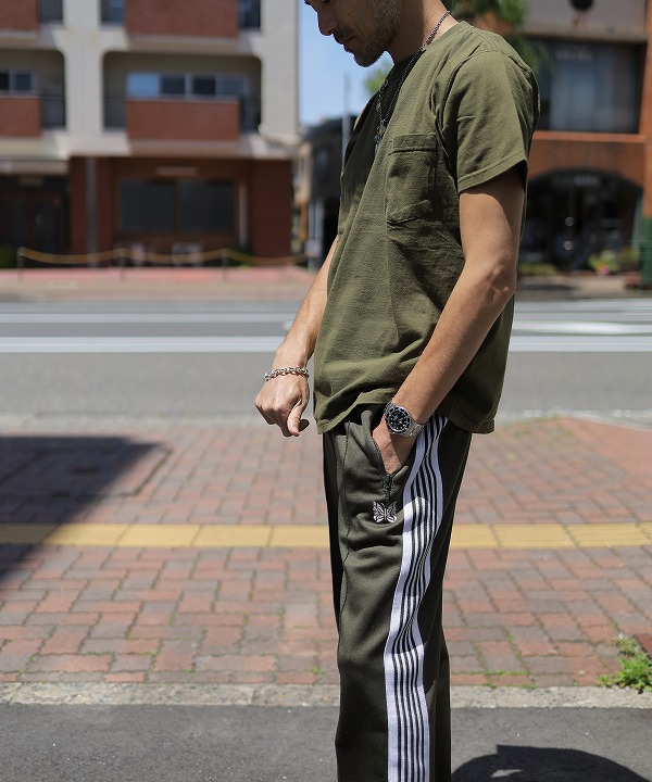 DARK OLIVE (170cm,56kg Mサイズ着用)