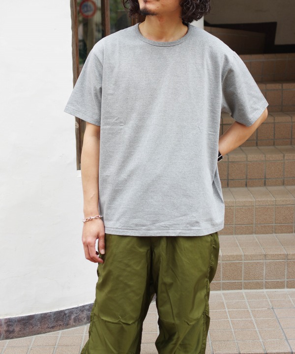 グレー
