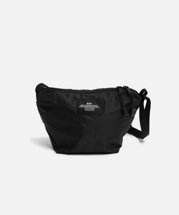 ブラック-ブラック/70D RIPSTOP NYLON:薄手で超軽量ながら強度の高い70D RIPSTOP NYLONは、生地がしなやかなので着用した時に体のラインにフィットします。