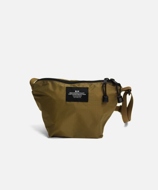 カーキ-カーキ/70D RIPSTOP NYLON:薄手で超軽量ながら強度の高い70D RIPSTOP NYLONは、生地がしなやかなので着用した時に体のラインにフィットします。