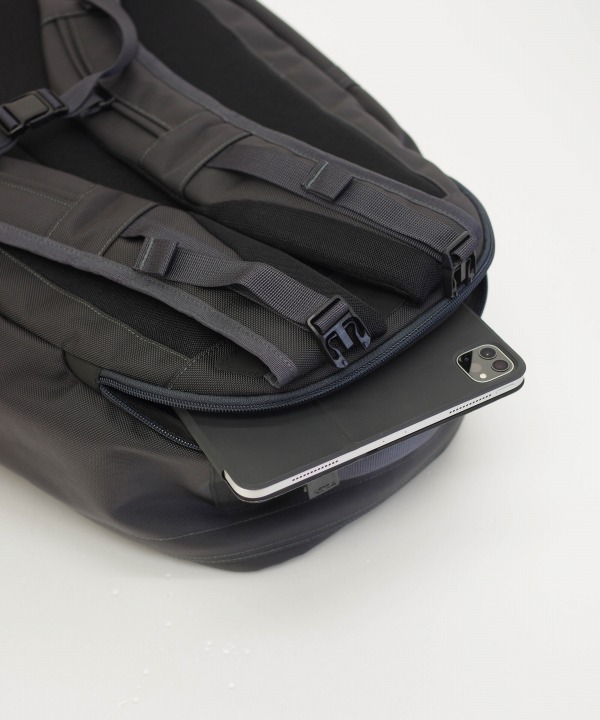 PC POCKET<br>航空機の手荷物検査などでのスムーズでクイックなPCの出し入れが可能なダイレクト構造。
16インチクラスのラップトップが収納可能なサイズ。