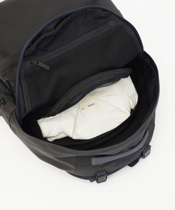 MAIN ORGANIZER (Stuff Pocket)<br>メインルーム内のスタッフポケットはファスナー・マチ付きで衣類の収納に最適。容量は10Lを確保し、収納したものが外から人の目に触れない構造。
ポケットの外側にはオーガナイザーも配置。