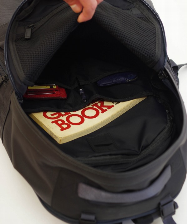 MAIN ORGANIZER (back)<br>オーガナイザーポケットにはペンやメモ帳などの細かなアイテムが収納できる。書類や本を収納できるポケットも装備。