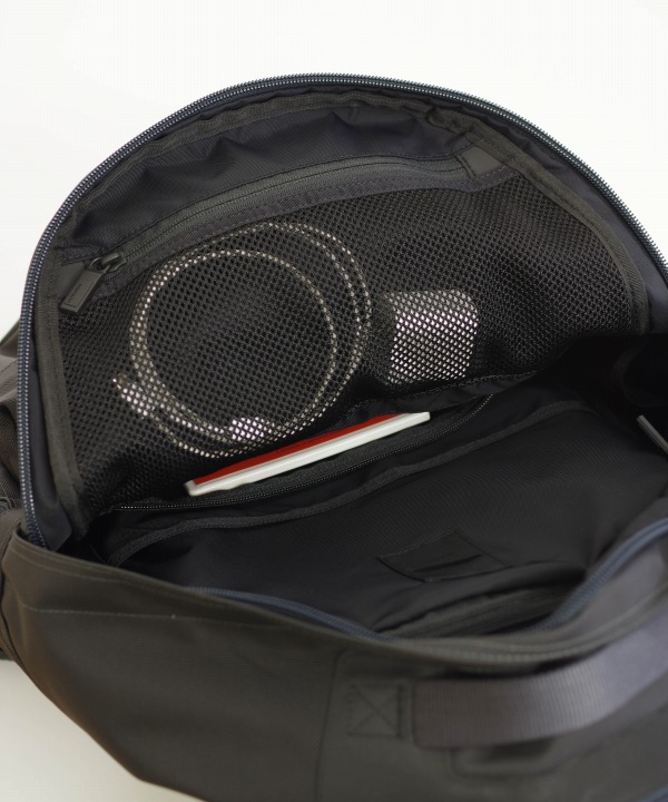 MAIN ORGANIZER (Front)<br>ACアダプター・ケーブル・マウスなどのデジタル周辺機器が収納可能。
中のアイテムも見やすいナイロンメッシュ生地を使用。
下部には貴重品を収納できるセキュリティポケットも配置