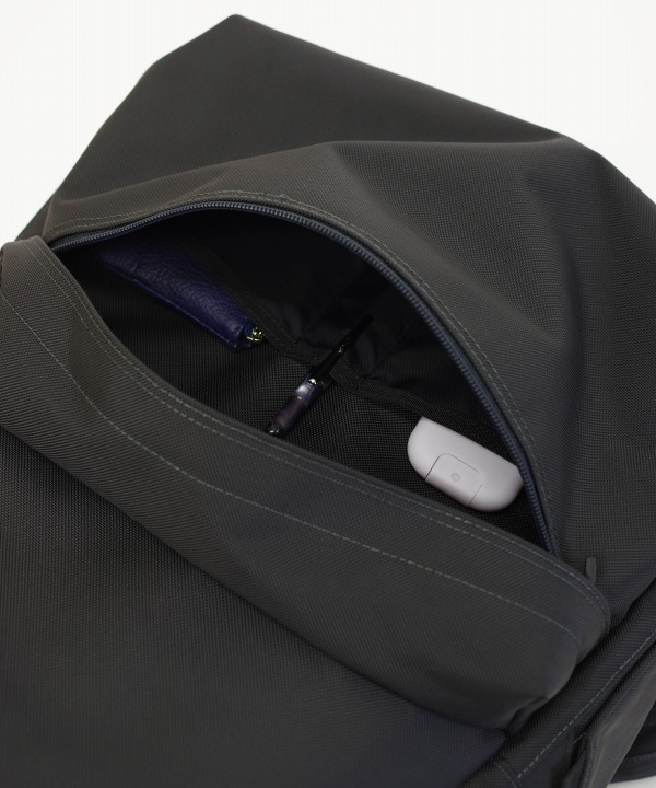FRONT ORGANIZER<br>フロントポケット内にオーガナイザーポケットにはペンやメモ帳などの細かなアイテムが収納できる。
