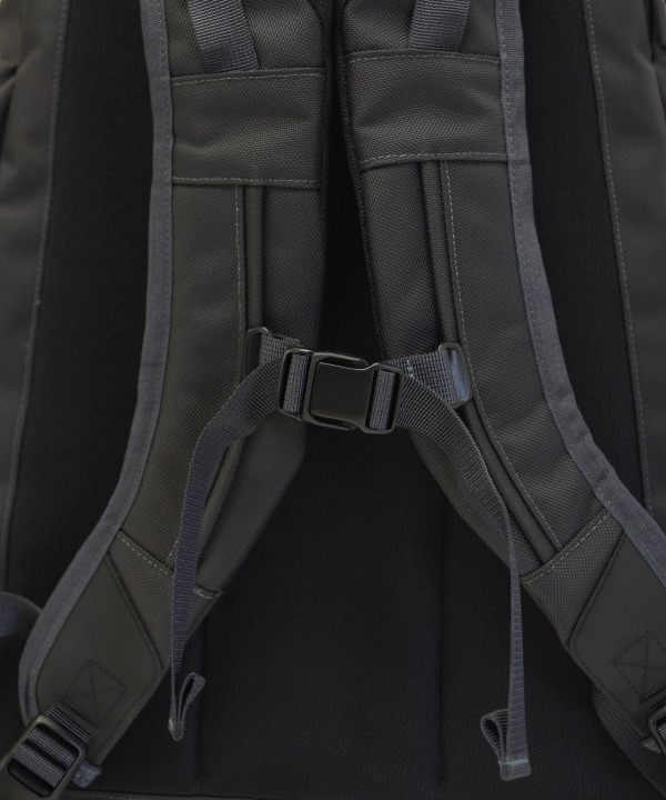 HARNESS / STRAP<br>身体にフィットする形状・構造により肩や腰の負担を軽減。
フィット感をさらに高めるためにロードリフトストラップ・チェストストラップも装備。
デイリーからトリップまで幅広いシーンにおいて快適に使用できる。