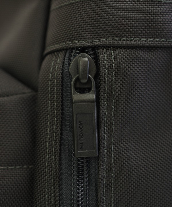 YKK RCWファスナー WATER-R<br>RCWはエレメントが2重構造のRacquetCoil (Racquet Coilは摩耗耐久性を求められる鞄、バックパック向けに開発されている)・エレメントを2重構造にすることにより、突き上げ強度は通常のRCファスナーの倍以上に強化、簡単にチェーンを割ることができない構造。
WATER-R仕様で撥水性も兼ね備える。
全モデルに柔軟かつ強度に優れるTPU素材の引き手を使用。