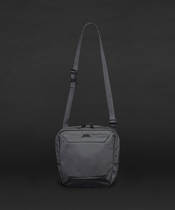 モノリス/MONOLITH SHOULDER STANDARD SS - STONE GRAY