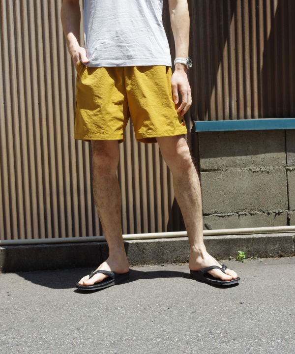 ベージュ