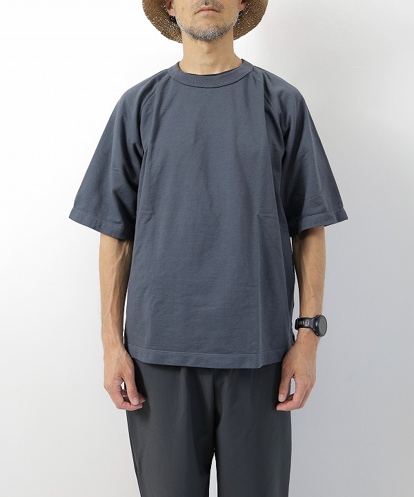 04チャコール(170cm 56kg がサイズ「2」を着用)