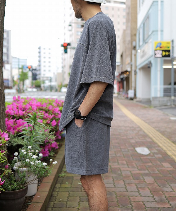 Gray(170cm 56kg がサイズ「M」を着用)