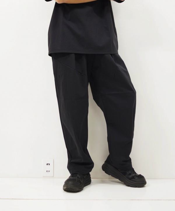 BLACK(170cm,56kg,サイズ「2」を着用)