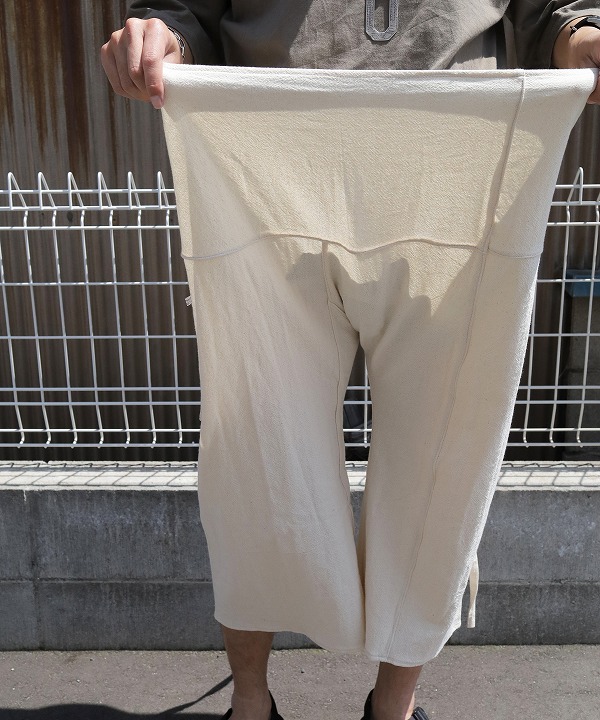 1,紐の縫い付けを後ろにして履きます
