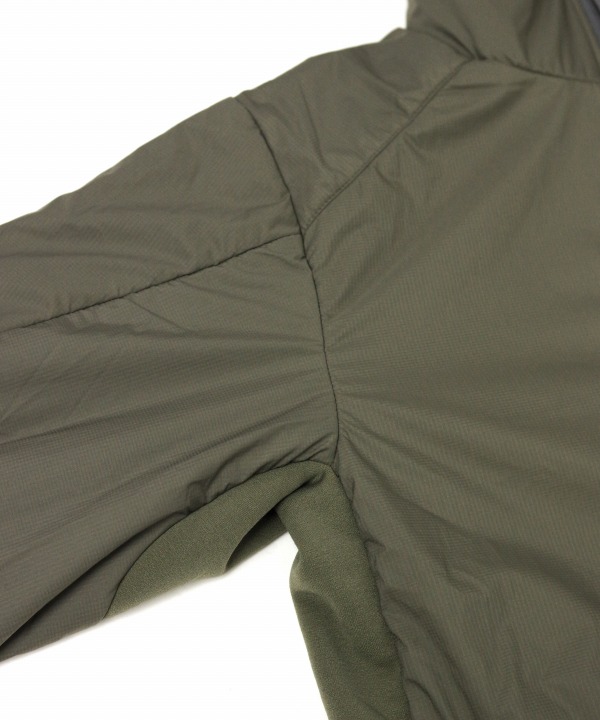 脇下は激しい動きを可能にするストレッチ素材<br>POWER STRETCH-PROで切り替えてあります